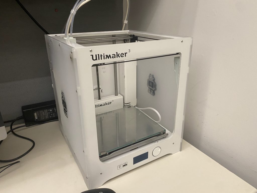Ultimaker3 box with a flat plate inside the box